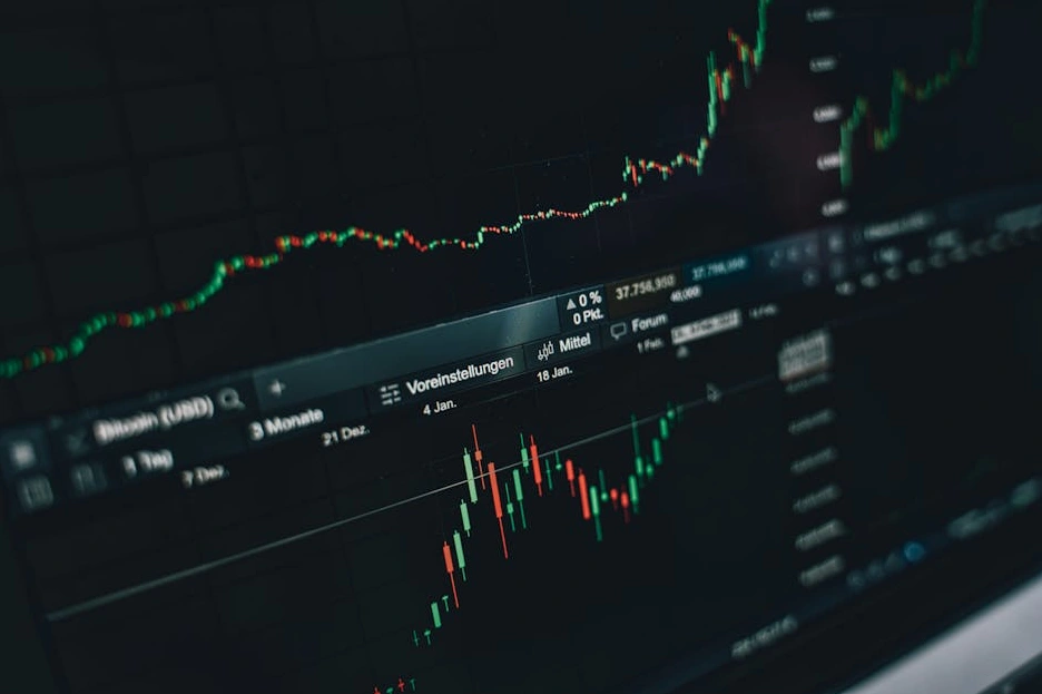 Una persona che analizza grafici finanziari su un tablet